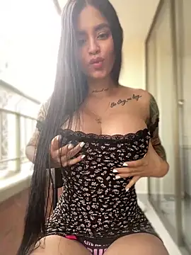 LaraHenao online show from February 17, 2025, 1:22 pm