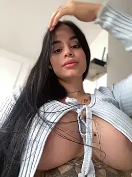 LaraHenao online show from March 13, 2025, 1:18 pm