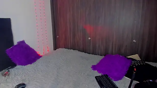 Rainnbow  online show from March 15, 2025, 5:37 pm