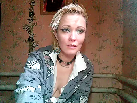 WildMissNiks online show from October 6, 2025, 11:00 am