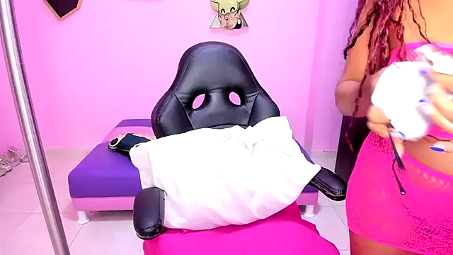 MATURE WHOR33 online show from October 27, 2025, 11:44 am