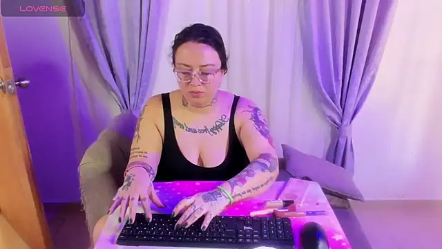 Snapshot of MiaYMolly chatting on June 14, 2026, 6:20 pm MiaYMolly online show from June 14, 2026, 6:20 pm