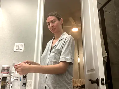 Alyssa rhoades online show from November 19, 2025, 2:55 am