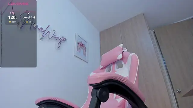 Snapshot of NinaWong chatting on September 29, 2025, 8:25 pm NinaWong online show from September 29, 2025, 8:25 pm