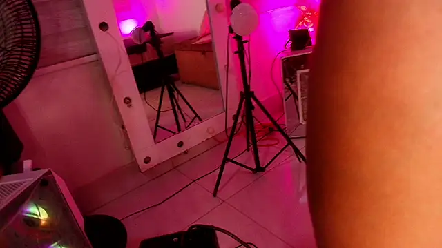 emyli sw  online show from September 24, 2025, 3:02 am