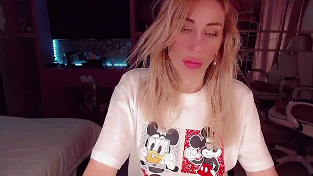 AnnieGOld  online show from October 26, 2025, 11:49 pm