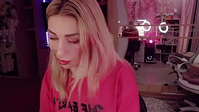 AnnieGOld  online show from October 13, 2025, 6:20 pm