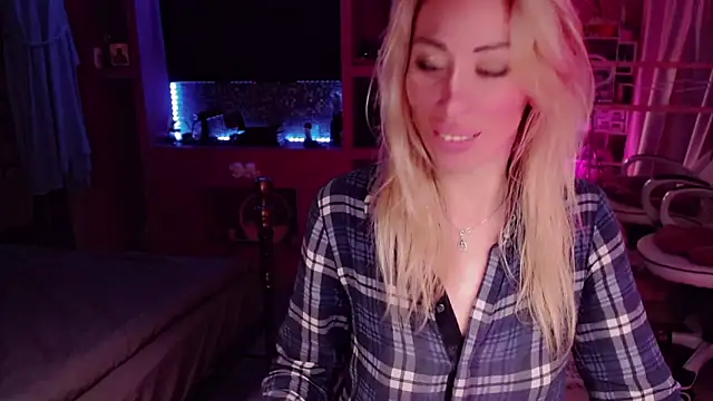 AnnieGOld  online show from September 19, 2025, 1:20 am