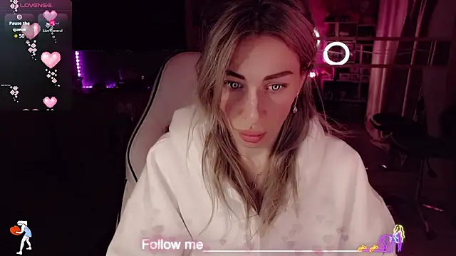 AnnieGOld  online show from February 28, 2026, 11:37 pm