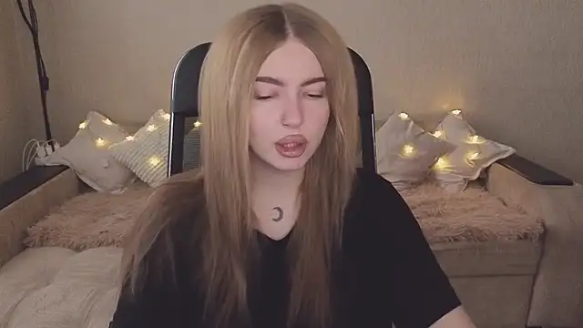 ViolettaLopez online show from October 13, 2025, 11:56 am