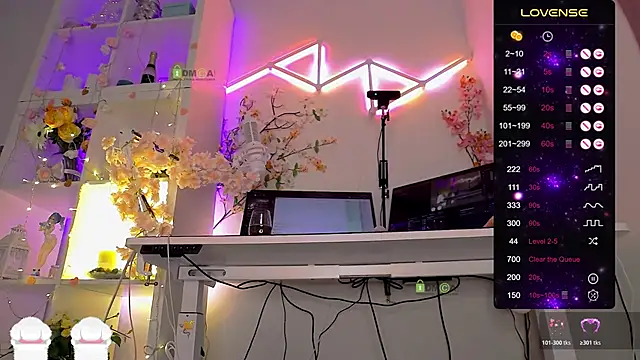 Elena-Marilyn online show from April 17, 2026, 8:44 pm