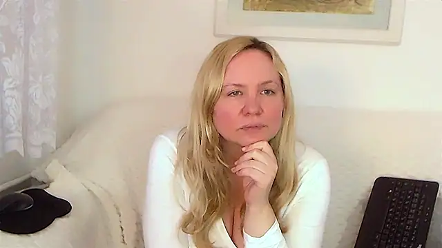 Snapshot of Sarah4you chatting on October 3, 2025, 4:19 pm Sarah4you online show from October 3, 2025, 4:19 pm