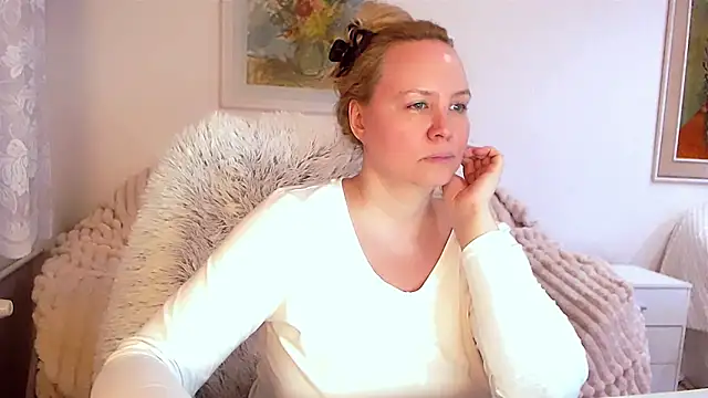 Snapshot of Sarah4you chatting on March 8, 2025, 9:40 pm Sarah4you online show from March 8, 2025, 9:40 pm