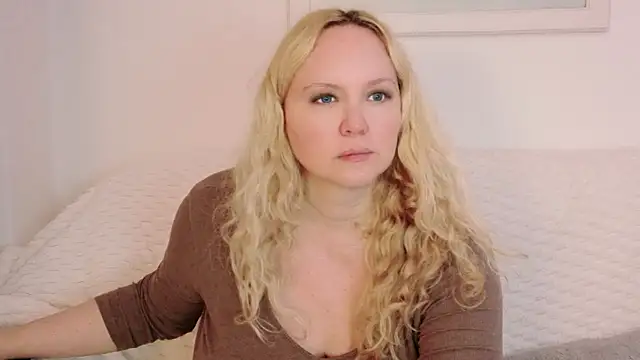 Snapshot of Sarah4you chatting on November 13, 2025, 5:06 pm Sarah4you online show from November 13, 2025, 5:06 pm