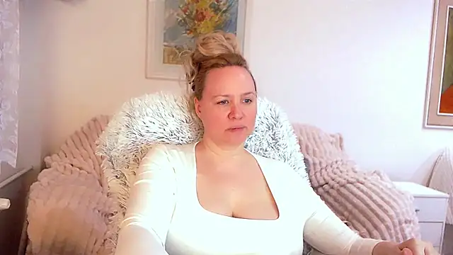 Snapshot of Sarah4you chatting on March 11, 2025, 9:37 pm Sarah4you online show from March 11, 2025, 9:37 pm