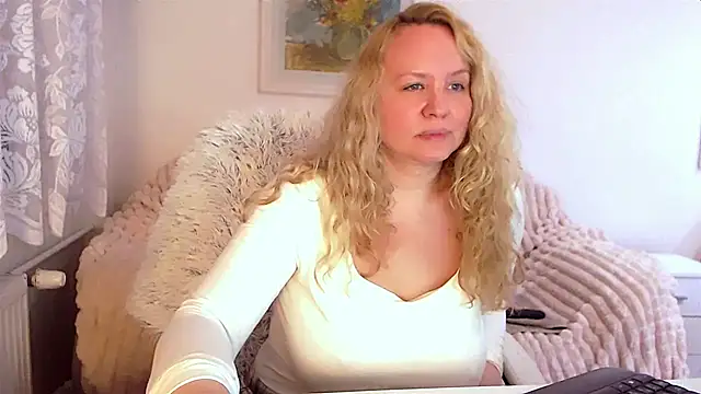 Snapshot of Sarah4you chatting on March 19, 2025, 12:37 am Sarah4you online show from March 19, 2025, 12:37 am