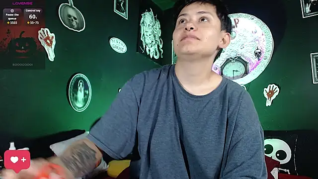 girl intense444 online show from October 29, 2025, 12:37 pm