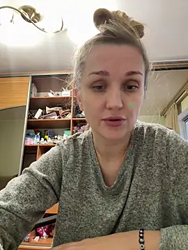 ModelEva online show from December 14, 2025, 12:22 pm