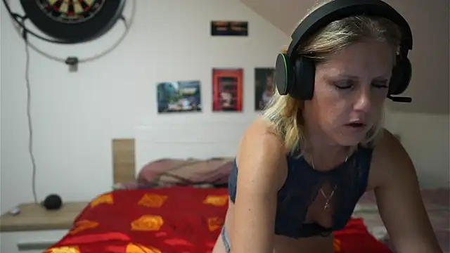 Snapshot of Moistdevil chatting on October 12, 2025, 3:13 pm Moistdevil online show from October 12, 2025, 3:13 pm