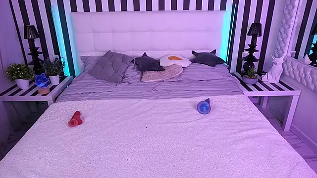 LittleShyy online show from April 5, 2026, 12:56 pm