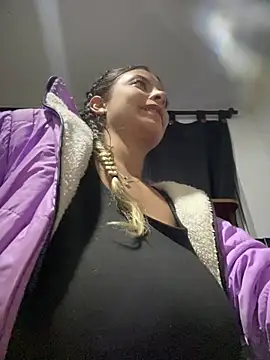 Snapshot of RsellAmb chatting on March 18, 2025, 1:35 am RsellAmb online show from March 18, 2025, 1:35 am