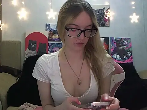 SecretSophia online show from September 18, 2025, 7:28 pm