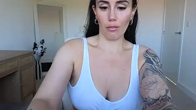 LibbyLoveHeartx online show from April 18, 2026, 7:54 am