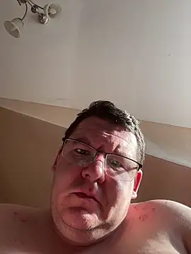 Snapshot of Tomi2244 chatting on March 11, 2026, 2:33 pm Tomi2244 online show from March 11, 2026, 2:33 pm
