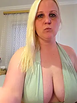 Snapshot of Mayci1984 chatting on April 19, 2026, 10:27 am Mayci1984 online show from April 19, 2026, 10:27 am