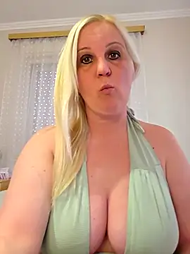 Snapshot of Mayci1984 chatting on April 27, 2026, 10:24 am Mayci1984 online show from April 27, 2026, 10:24 am