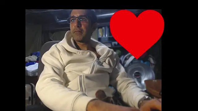 Gsmile1 online show from April 11, 2026, 6:11 pm