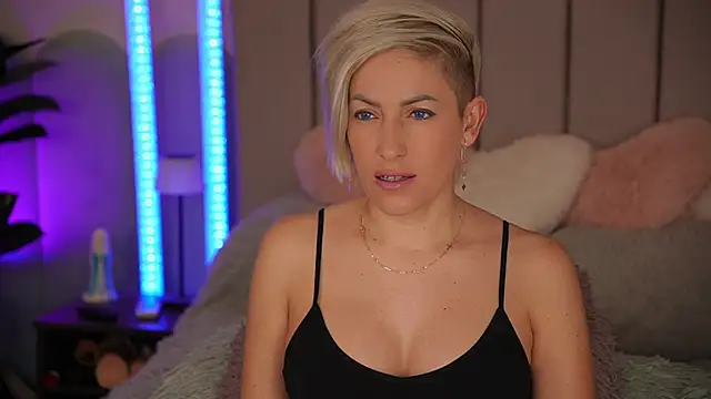 VickySecret96 online show from December 5, 2025, 5:55 pm