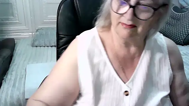 Snapshot of LolkaAlyss chatting on May 4, 2026, 8:33 pm LolkaAlyss online show from May 4, 2026, 8:33 pm
