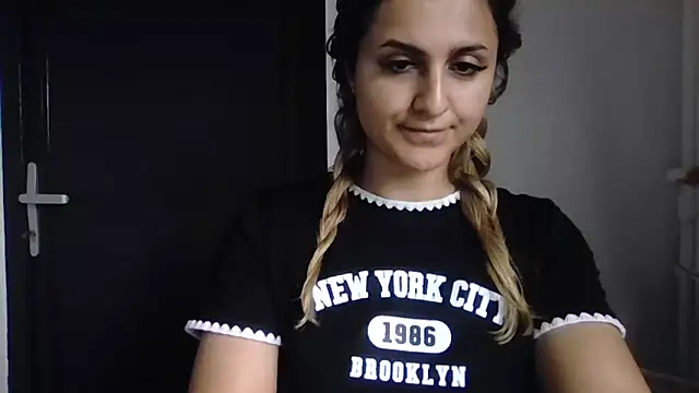 Snapshot of NicolePlay chatting on June 3, 2026, 2:33 pm NicolePlay online show from June 3, 2026, 2:33 pm
