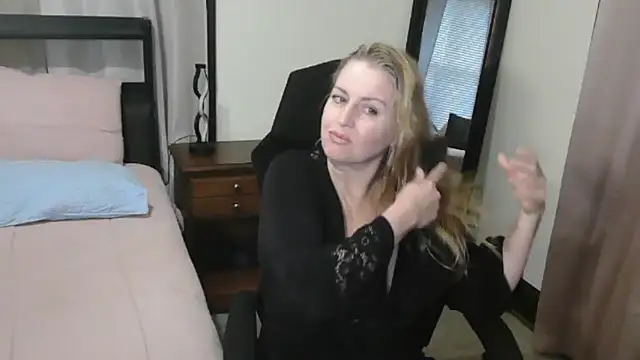 Snapshot of HollieBim chatting on October 23, 2025, 12:37 pm HollieBim online show from October 23, 2025, 12:37 pm