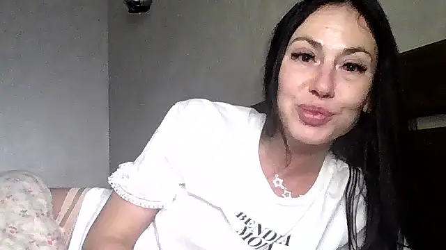 JulianaGold1 online show from November 19, 2025, 9:26 pm