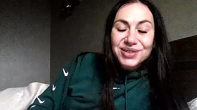 JulianaGold1 online show from December 5, 2025, 9:34 pm