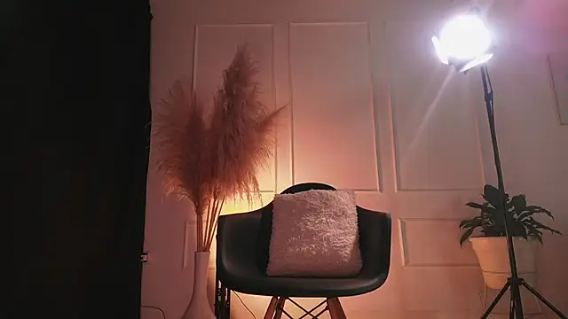 valcamtina online show from September 12, 2025, 7:35 pm