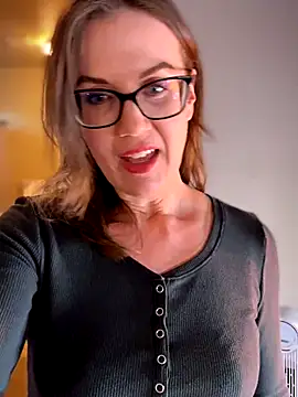 MaiseKnox online show from December 16, 2025, 10:03 pm