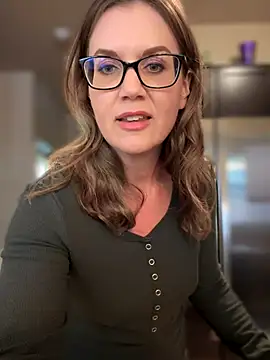 MaiseKnox online show from October 8, 2025, 10:43 pm