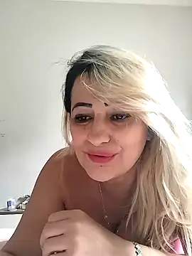 Snapshot of vivifernades chatting on January 28, 2025, 3:57 pm vivifernades online show from January 28, 2025, 3:57 pm