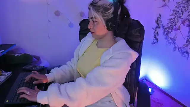 Snapshot of Sammysammy_ chatting on February 8, 2025, 4:14 am Sammysammy online show from February 8, 2025, 4:14 am