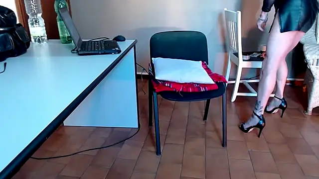 Miss-Mikaele online show from November 28, 2025, 2:28 pm