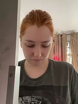 Patriciamoura69 online show from February 5, 2025, 5:31 pm