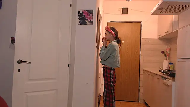 Snapshot of simyhvn chatting on February 19, 2026, 5:37 am simyhvn online show from February 19, 2026, 5:37 am