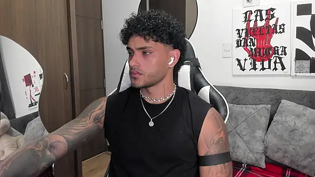 Snapshot of Alessandro_Vanni chatting on January 19, 2026, 2:15 am Alessandro Vanni online show from January 19, 2026, 2:15 am