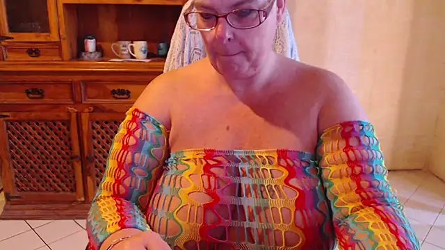 MISS LINDAH online show from April 19, 2026, 5:19 am