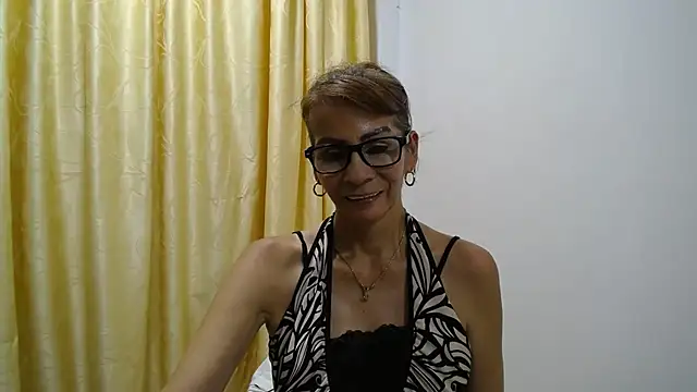 Snapshot of mommysexy16 chatting on October 10, 2025, 3:40 am mommysexy16 online show from October 10, 2025, 3:40 am