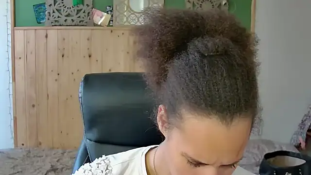 Snapshot of AaliyahHarris chatting on May 25, 2026, 1:43 pm AaliyahHarris online show from May 25, 2026, 1:43 pm