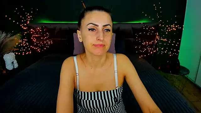 Rebecca Diamond online show from November 18, 2025, 6:39 am